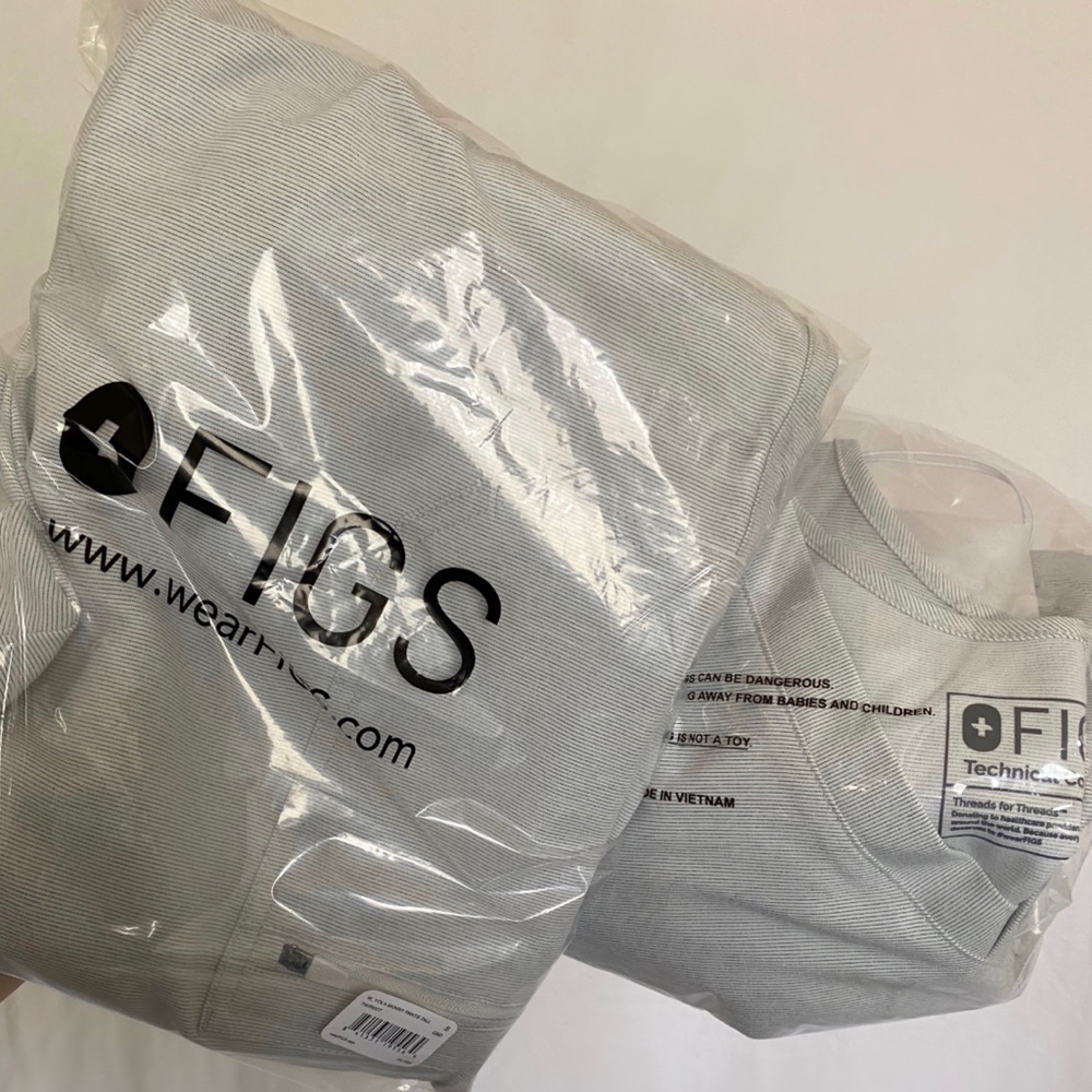 FIGS Space Grey Women’s Scrub set - catarina/yola